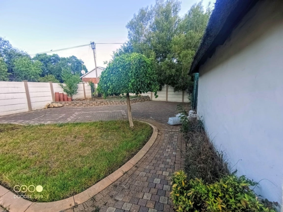 4 Bedroom Property for Sale in Langenhovenpark Free State
